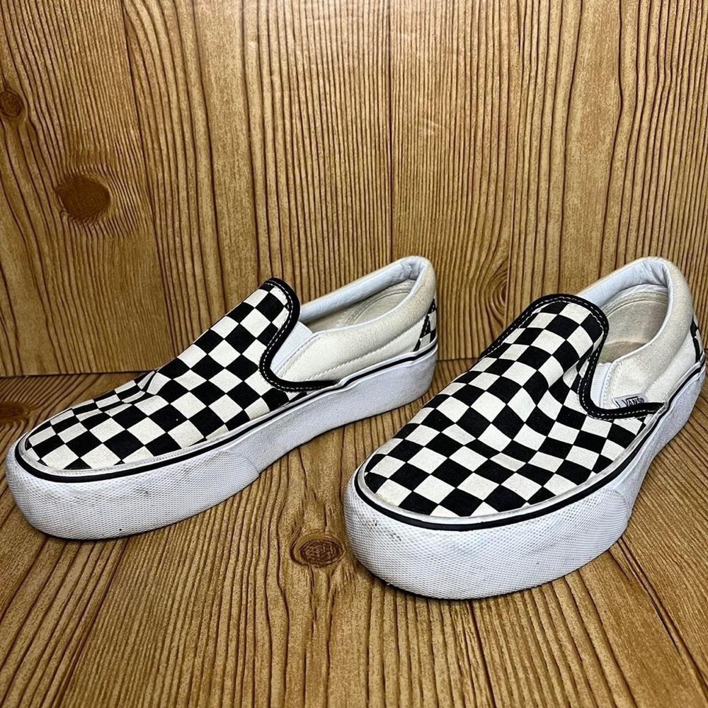 Vans platform checker print slip-on sneakers 
Women’s 8
Mens 6.5